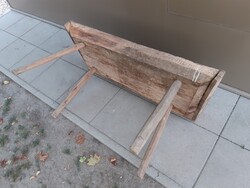 Húsvágó asztal Hartáról