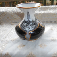 Hollóházi Jurcsák László porcelán váza-tervezői szignóval.