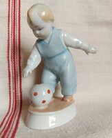 Zsolnay focizó kisfiú pöttyös labdával