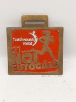 Coca Colás sport emlék, 4 x 7 cm-es nagyságú, fémből. 8315