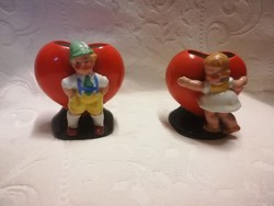 Porcelán figurák, szív alakú vázával