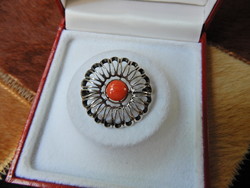 Régi kézműves áttört díszítésű ezüst bross nemes korall kővel