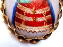 Arany keretben porcelán Madonna a Kis Jézussal