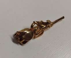 Szép állapotú aranyozott rózsa bross kitűző biztonságos kapcsolóval