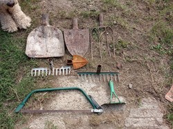 ALKUDHATÓ!!Fészer lelet ásó,lapát, gereblye,fűrész,kapa,vasvilla egyben olcsón