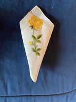 Hímzett sárga rózsás fehér kis zsebkendő. Mérete: 25x25 cm Finom,vékony,pamut anyagból.