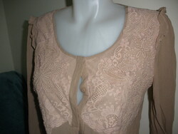 Ekrü hernyóselyem 100%, értékes csipkével