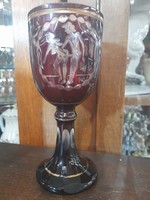 Biedermeier Bíbor Színű Metszett,Erotikus Jelenetes, Aranyozott Üveg Kehely,Kristály Pohár.20 cm.