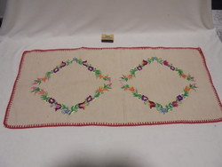 Vászonra hímzett kalocsai hímzett terítő, futó