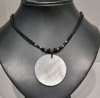Vintage fekete gyöngy nyaklánc, nyakék kagyló medállal