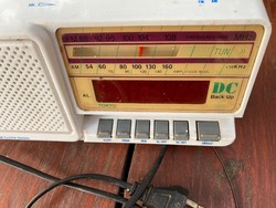 Retro stílusú ébresztőóra,digitális. DIGI Alarm clock rádió elemes.Működőképes állapotban. 21x10 cm