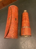 Bőr tartóval távcső