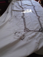Kézi vertcsipkés, hímzett  240 x 160 cm-es terítő.