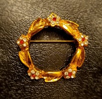 Vintage jelzett Aconda arany színű, kristályokkal díszített virág koszorú bross kitűző