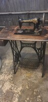 Singer varrógép nagyon szép állapotban, többfunkciós állványon.