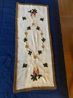 Nagyon szép kézzel hímzett,színes karácsonyi terítő arany csipke szegéllyel. Mérete:98x40 cm