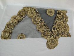 Kendő fekete arany csipkével