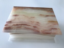 Onyx ékszeres doboz szép rajzolatú fedéllel, 11,5 x 8,5 x 4,5 cm