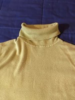 Pamut hosszú ujjú,halványzöld,puha, garbó pulcsi. Háta hossza:60 cm Ujja hossza: 60 cm
