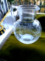 Antik savmaratott csipke finomságú díszítéssel üveg kancsó