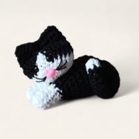 Horgolt cica fekete-fehér 12 cm-es fekvő
