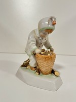 Zsolnay rőzsét gyűjtő fiú / gyermek porcelán figura hibátlan állapotban 022