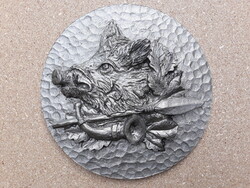 Vadkan, vaddisznó vadász trófeát ábrázoló nagy méretű jelzett samott falikép