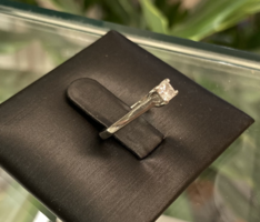 Platina gyűrű 8 db gyémánttal
