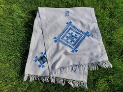 Régi szőttes hímzett monogramos textil kék rojtos törölköző