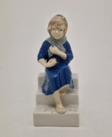 Német Gräfenthal Carl Schneider kislány üldögél a lépcsőn 13.5cm