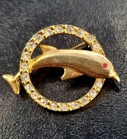 Vintage arany színű kristállyal kirakott karikán átugró kristály szemű delfin bross kitűző
