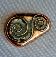 Vintage iparművész által készitett vörösréz domborított, rátett mintás bross kitűző
