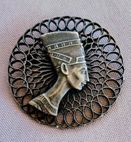 Vintage fém áttört mintás bross kitűző Nefertiti Nofretete fejjel