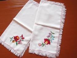 2Kalocsai hímzett rojtos terítő: 35x35cm