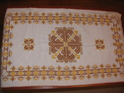 Keresztszemes hímzéssel készült terítő Sárga-barna asztlafutó: 75x42,5cm