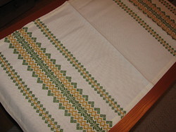 Tradicionális keresztszemes hímzéssel készült terítő 75,5x39 cm