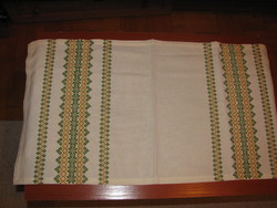Tradicionális keresztszemes hímzéssel készült terítő 73x35 cm