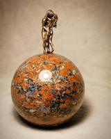 Szerelmesek bronz szobor miniatúra vörös gránit gömbön