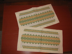 Tradicionális keresztszemes hímzéssel készült terítő 38x21,5 cm