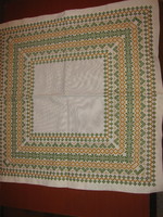 Tradicionális keresztszemes hímzéssel készült terítő 52x52