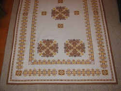 Keresztszemes hímzéssel készült terítő Sárga-barna asztlafutó: 156x101cm