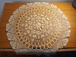 Gyönyörű bézs kézzel horgolt kerek csipke terítő