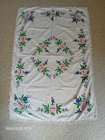 Kézzel hímzett 86x130 rojtos retro asztalterítő, falvédő