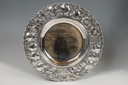 Ezüst kerek tálca gyümölcsös és virágos dekorral a szegélyén