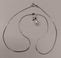 Jelzett 925-ös nyaklánc rajta valódi édesvizigyöngy cirkónia kővel ékített ezüst medállal