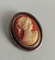 RETRO MINTÁS KERETBEN KÁMEÁVAL ÉKÍTETT  BROSS KITŰZŐ