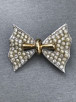 Masni alakú bross apró gyöngyökkel és kristályokkal kirakva, 4 x 3 cm