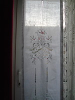 Csodálatos,  kézzel varrott, hímzett  hosszú függöny. 233 x 44 cm.