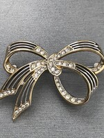 Masni alakú bross ragyogó kristályokkal, 5 x 3,8 cm