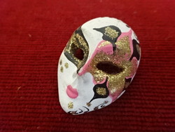 Gipsz, női álarc, egyben kitűző, hossza 4,5 cm. Jókai